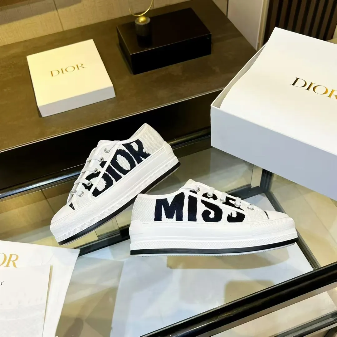👟👟Ex-factory price 520👟👟 Dior’s 2025 Walk ‘n’ Dior embroidered mid-top casual shoes are new. On the fashion stage, Dior embroidered shoes are the well-deserved protagonist. Delicate stitching is used on the upper, every stitch is devoted to the craftsman's efforts, and every thread is woven with artistic poetry. From complex floral patterns to smart geometric textures, embroidery is like the magic that gives shoes life, allowing them to show dynamic beauty even in static conditions.   Wearing Dior embroidered shoes feels like stepping into a dream world full of art. It is not only a pair of shoes, but also a walking piece of art that perfectly integrates fashion and culture. Whether you are strolling on the bustling city streets or attending important social occasions, Dior embroidered shoes can add unique charm to your style and become the focus of everyone's attention.   Choosing Dior embroidered shoes means choosing a persistent pursuit of quality and a unique understanding of fashion. Let it accompany you through every wonderful moment and leave your own fashion mark.  Material: Sheepskin lining, feet, silk cowhide, size 35-41, heel height 5cm